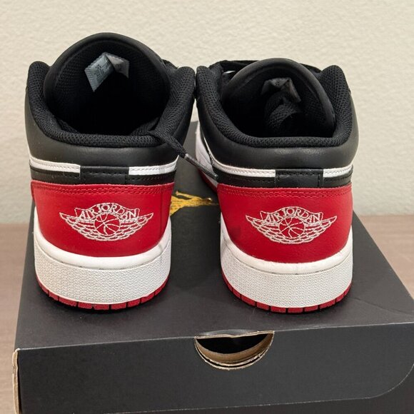 AIR JORDAN 1LOW (GS) WHITE/BLACK-VARSITY RED-WHITE BLANC/VARSITY ROUGE/BLANC/NOI - Picture 8 of 8
